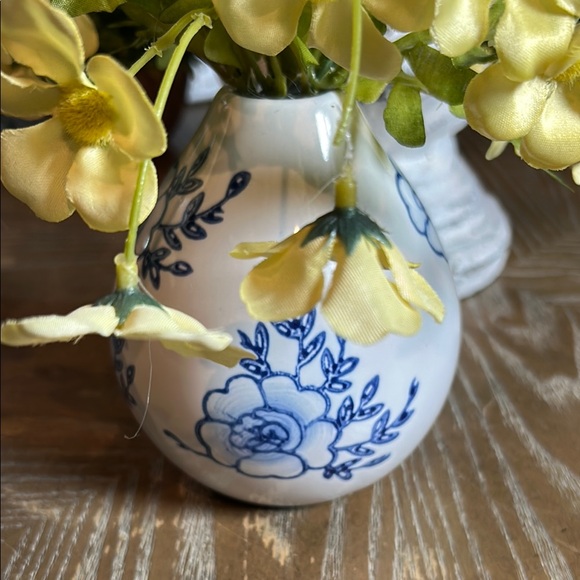 NEW! Vintage Inspired Blue & White Floral Chinoiserie Ceramic Vase Centerpiece - Picture 3 of 5